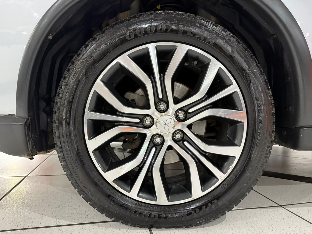 Mitsubishi Outlander Prata