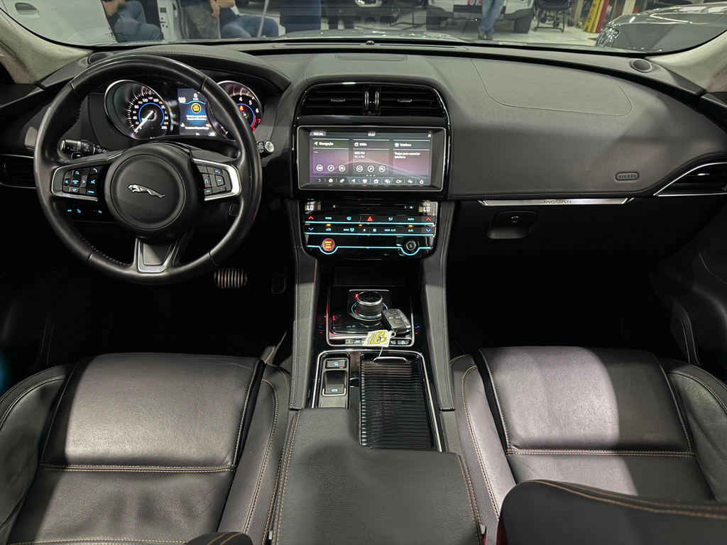 Jaguar F-Pace Prata