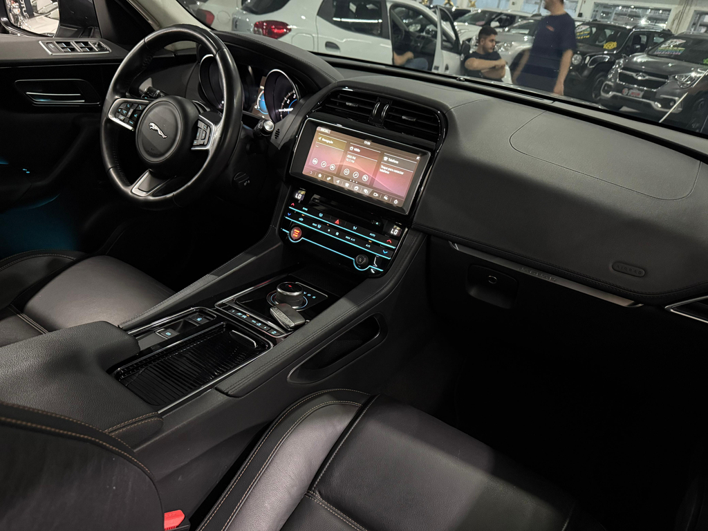 Jaguar F-Pace Prata