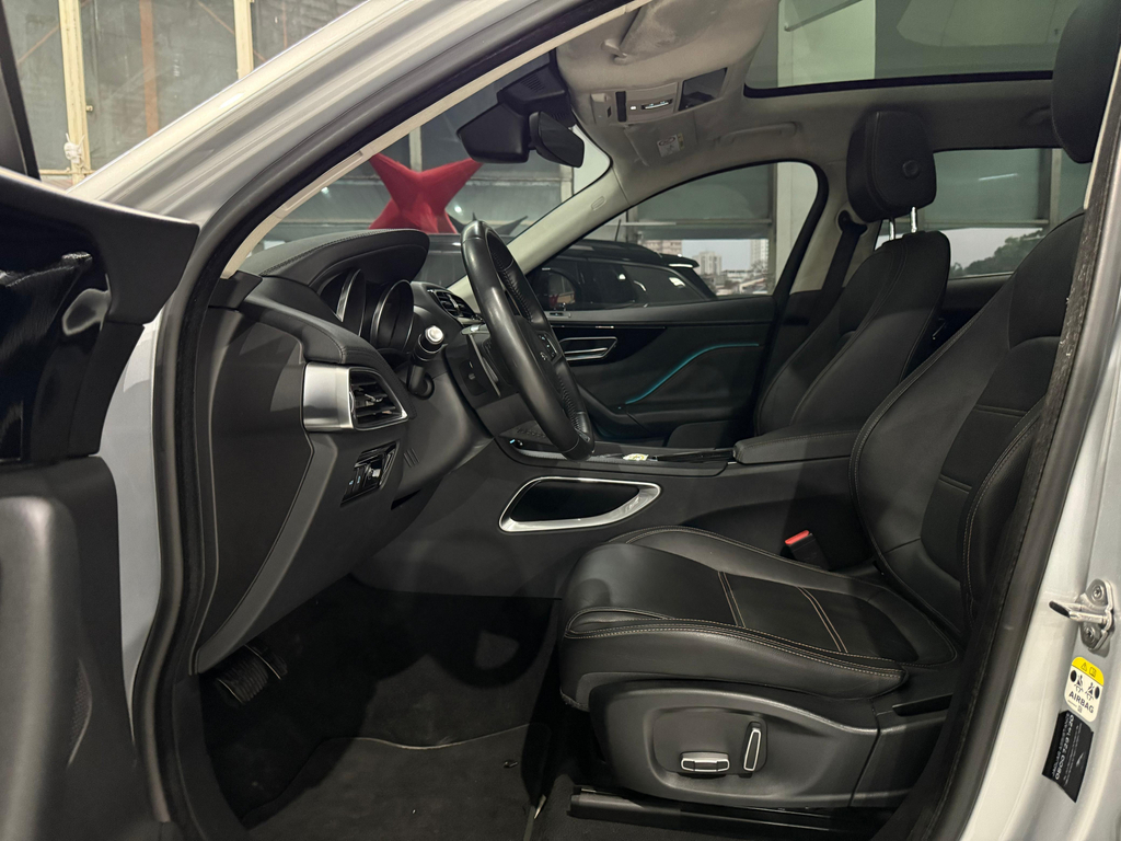 Jaguar F-Pace Prata
