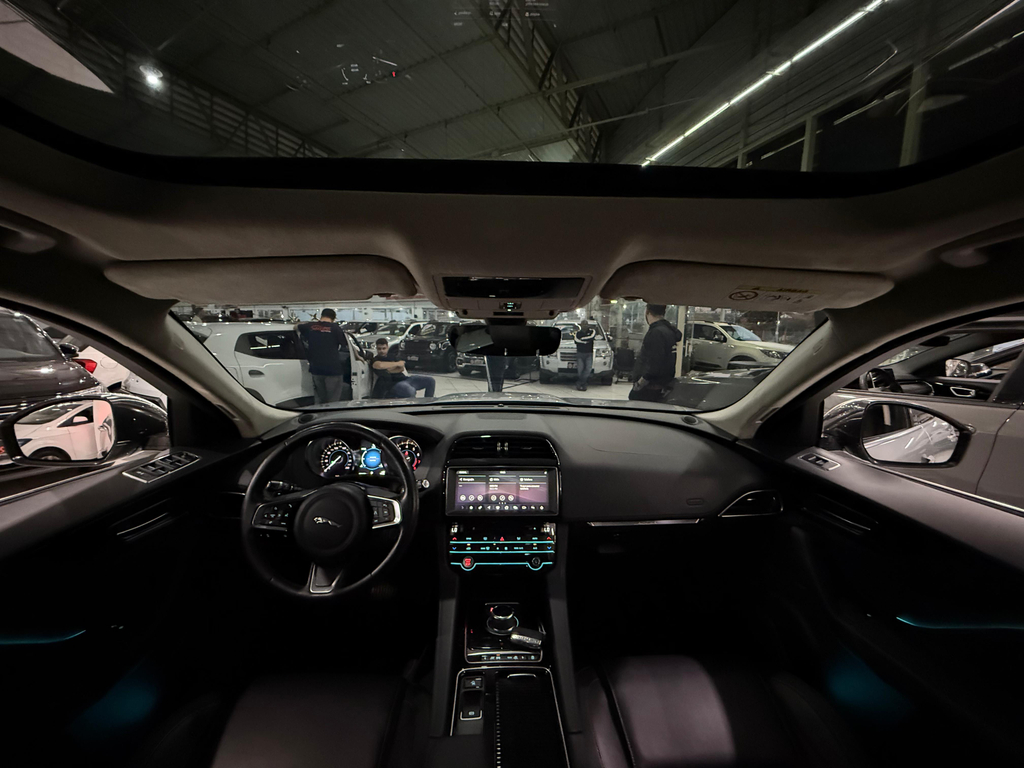 Jaguar F-Pace Prata