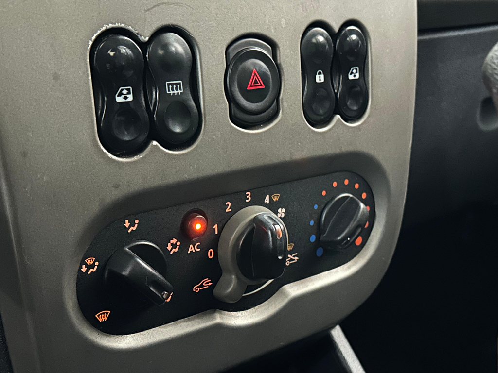 Renault Sandero Cinza