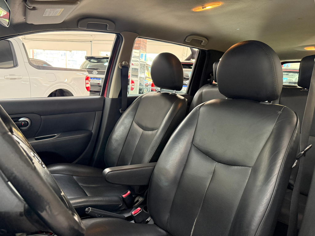 Nissan Grand Livina Vermelho