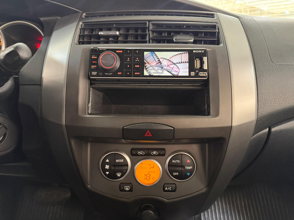 Nissan Grand Livina Vermelho