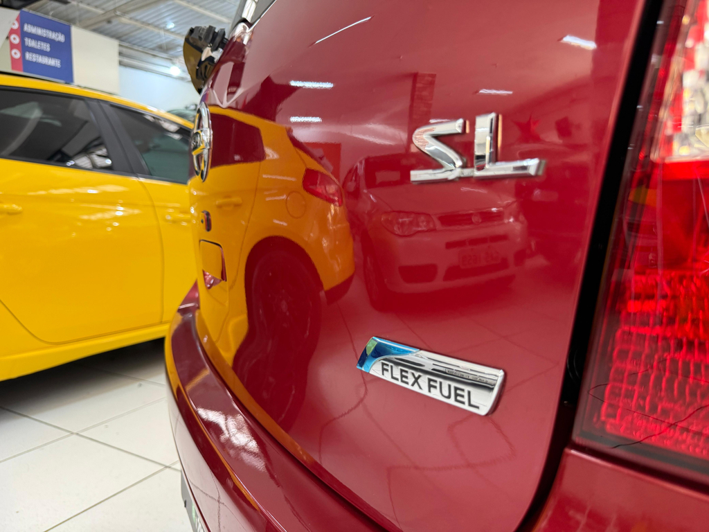 Nissan Grand Livina Vermelho