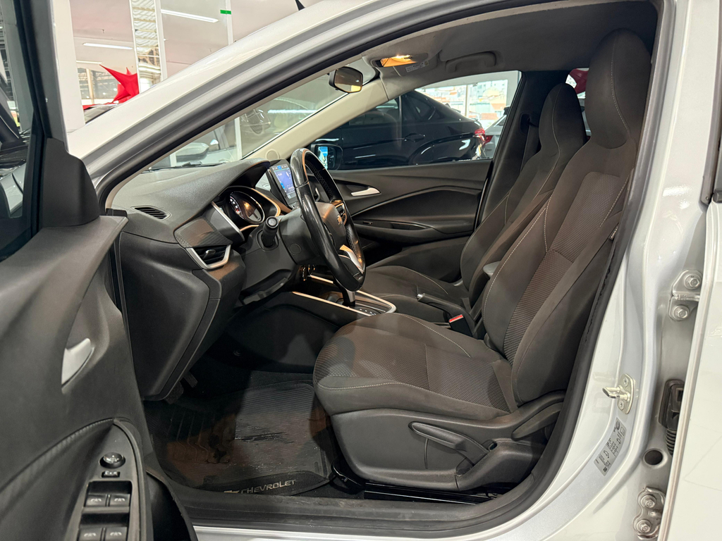 Chevrolet Onix Sedan Prata