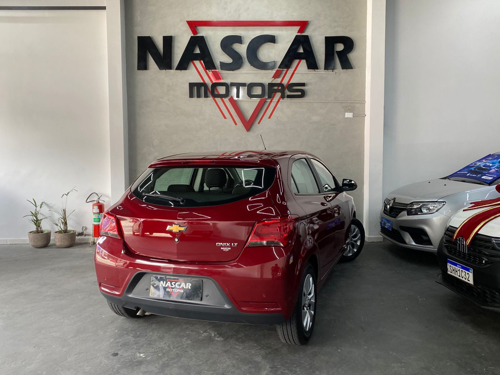 Chevrolet Onix Vermelho