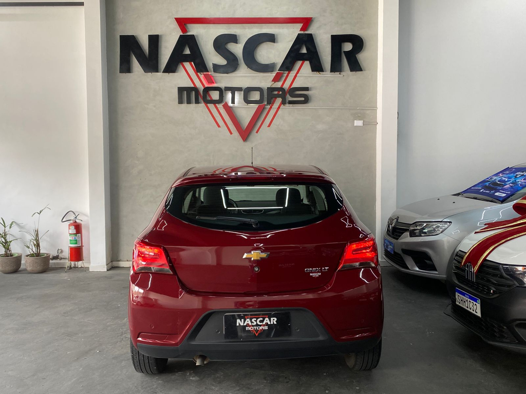 Chevrolet Onix Vermelho