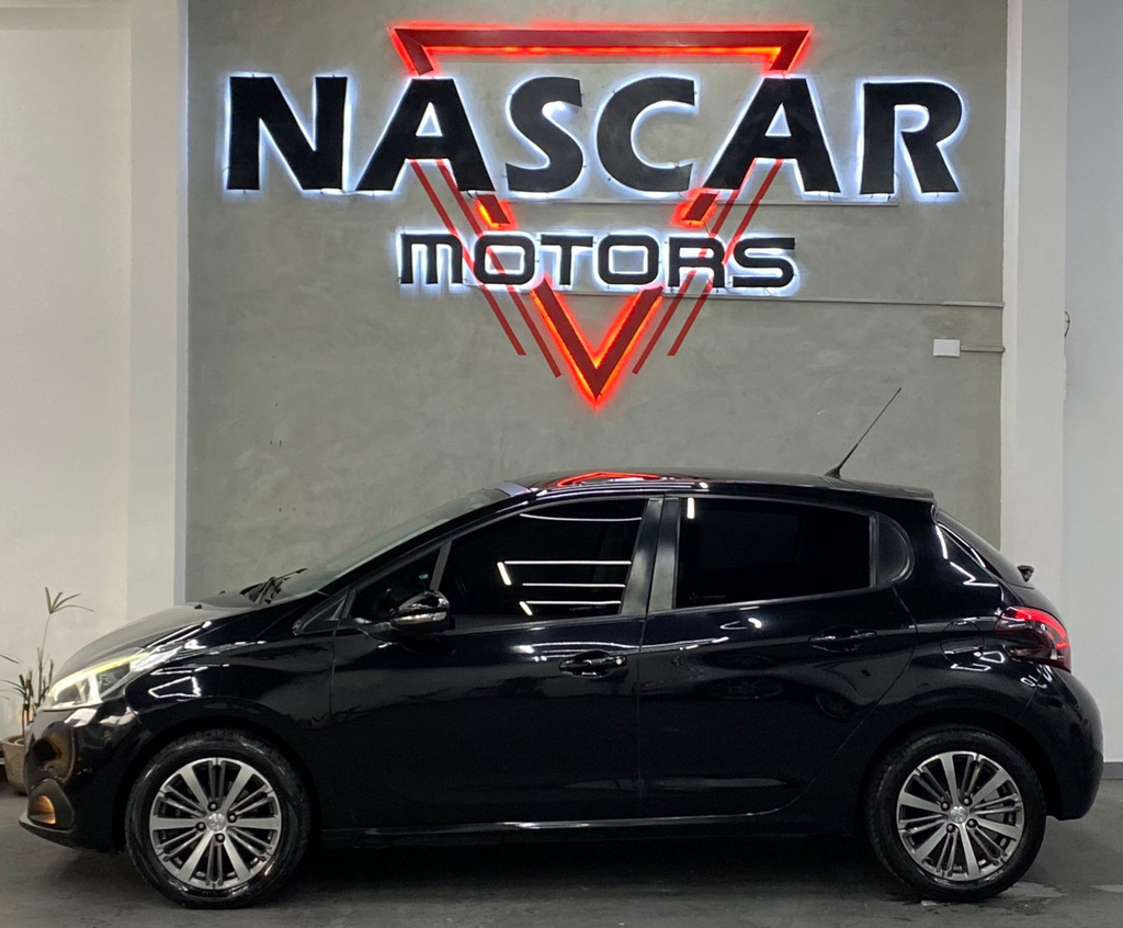 Peugeot 208 Preto
