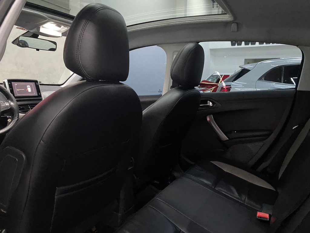 Peugeot 208 Preto