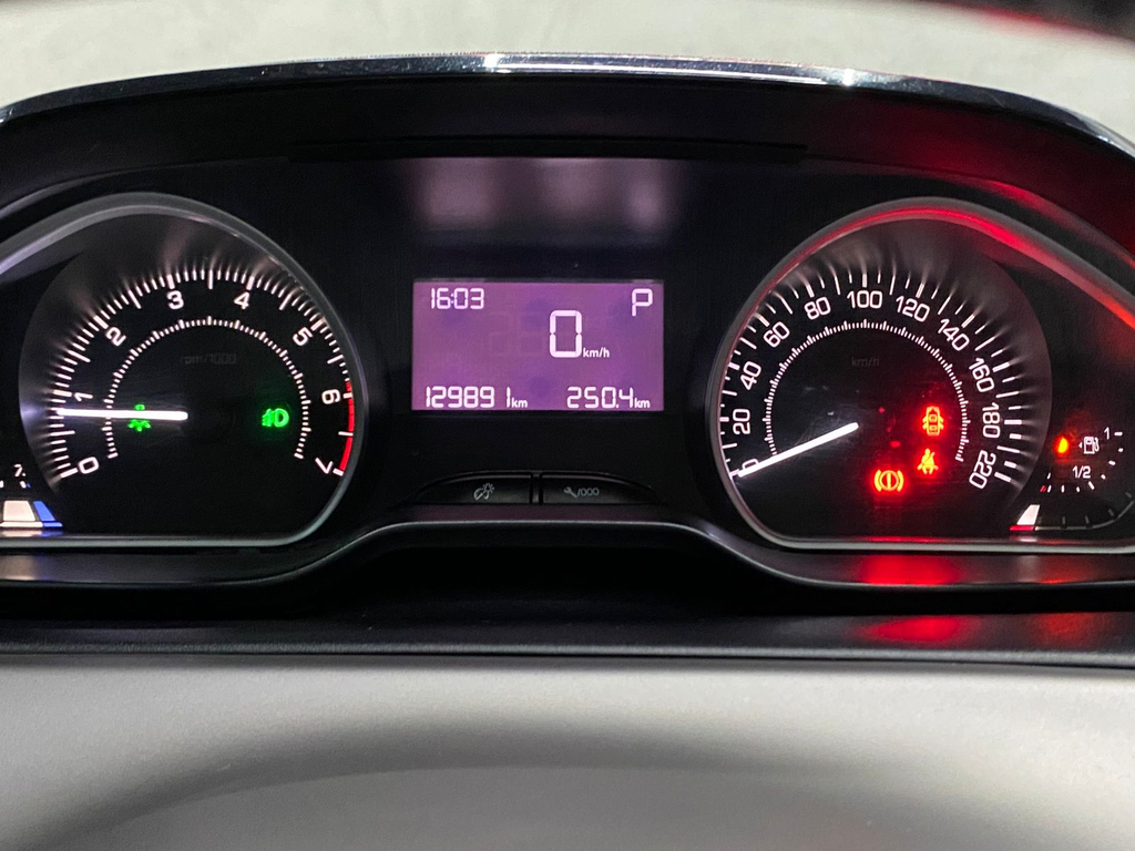 Peugeot 208 Preto