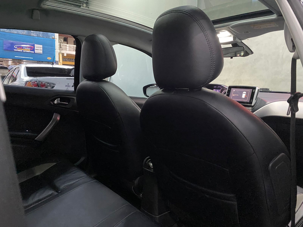 Peugeot 208 Preto