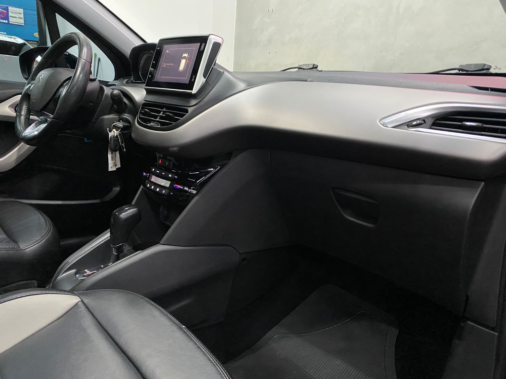 Peugeot 208 Preto