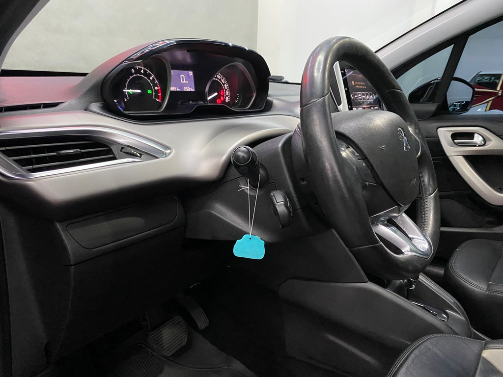 Peugeot 208 Preto