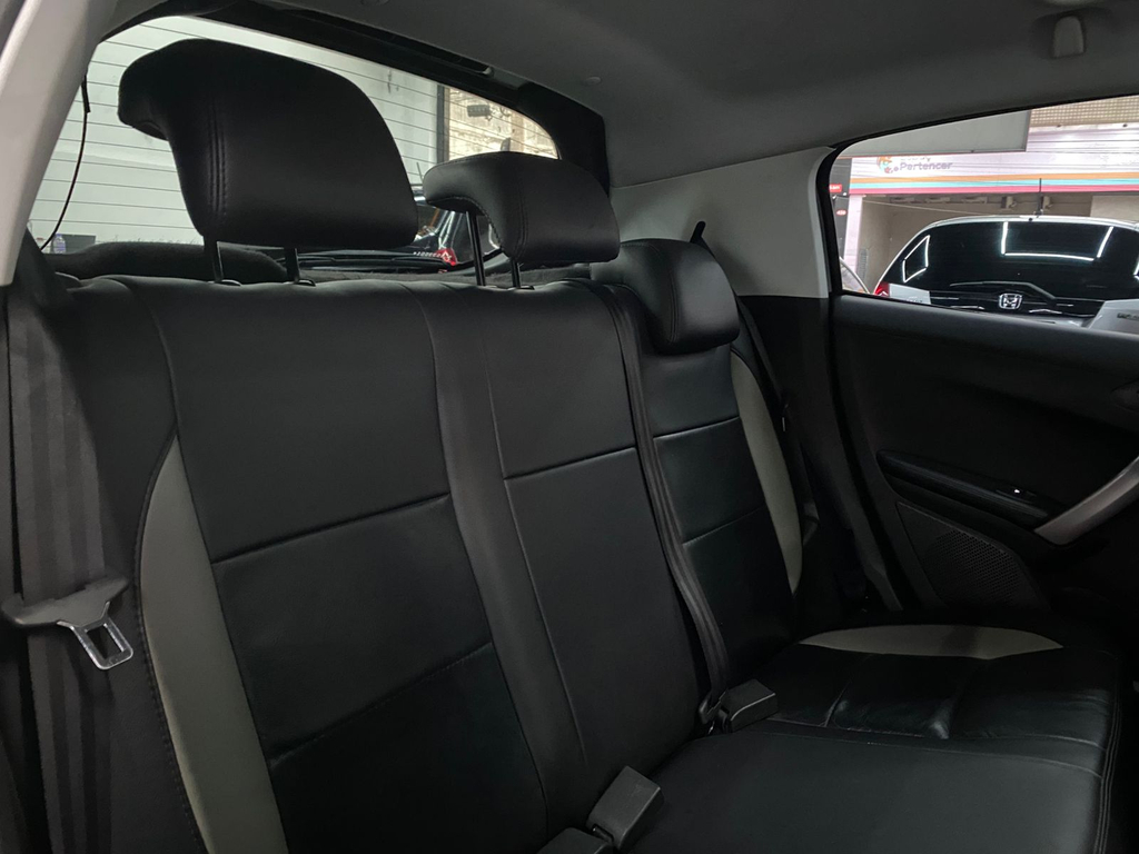 Peugeot 208 Preto