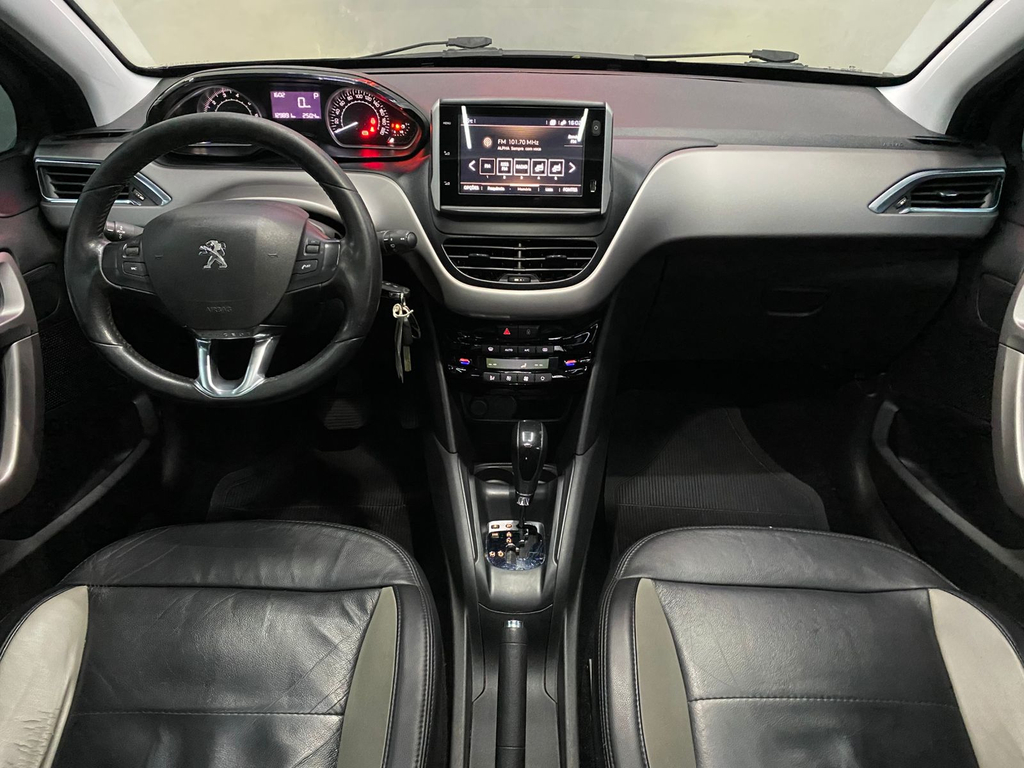 Peugeot 208 Preto