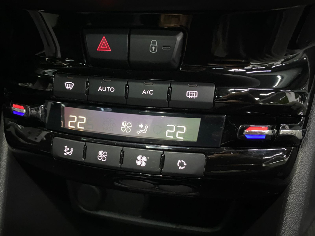 Peugeot 208 Preto