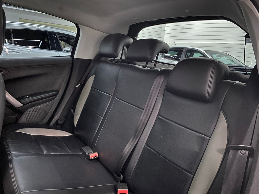 Peugeot 208 Preto