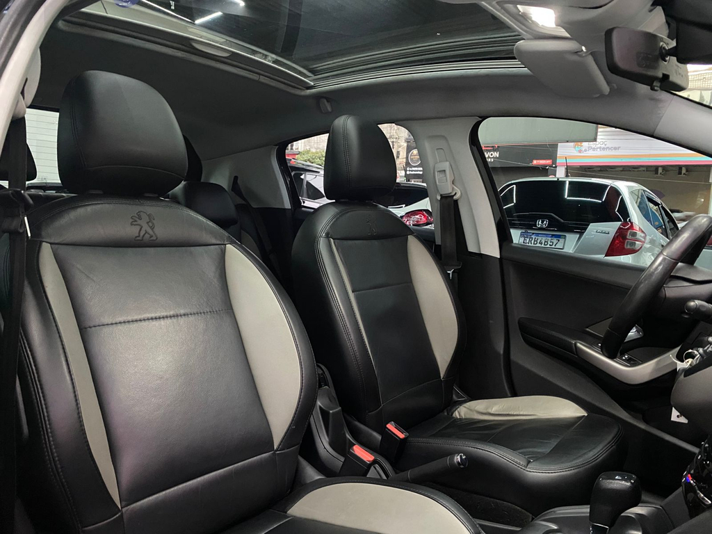Peugeot 208 Preto