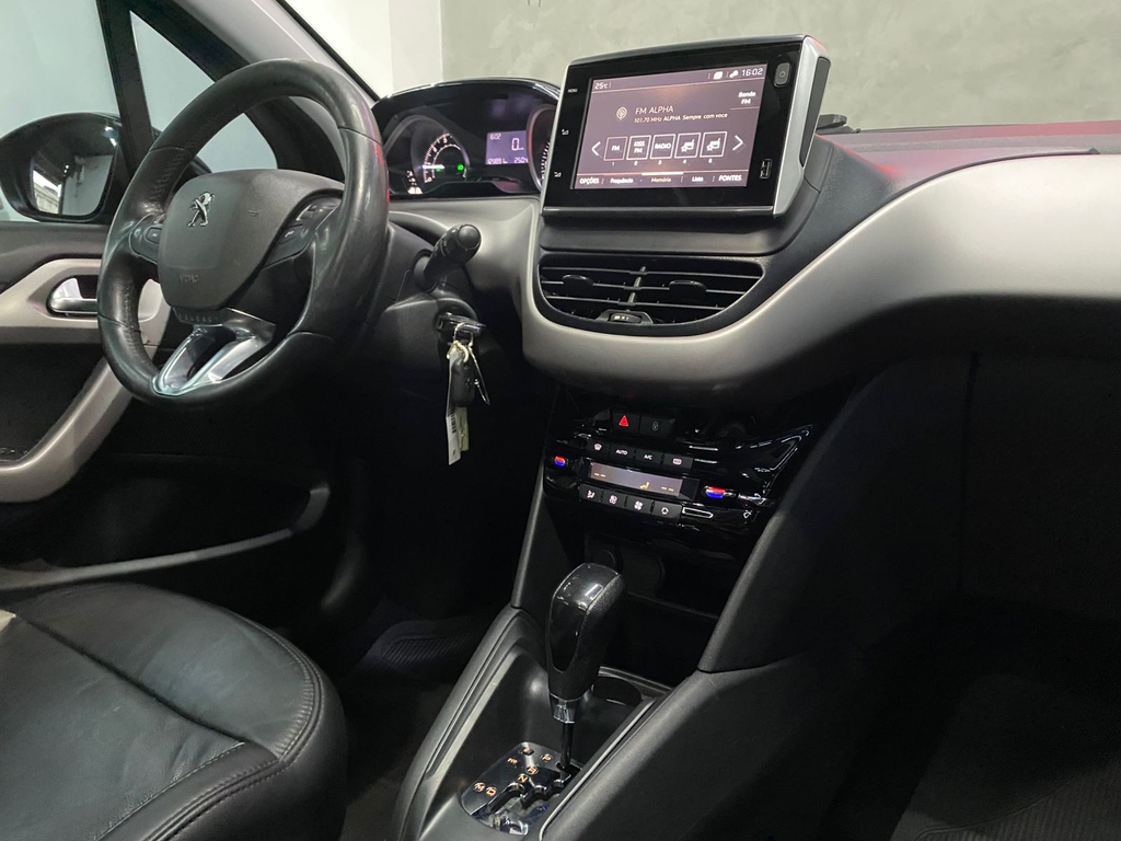 Peugeot 208 Preto