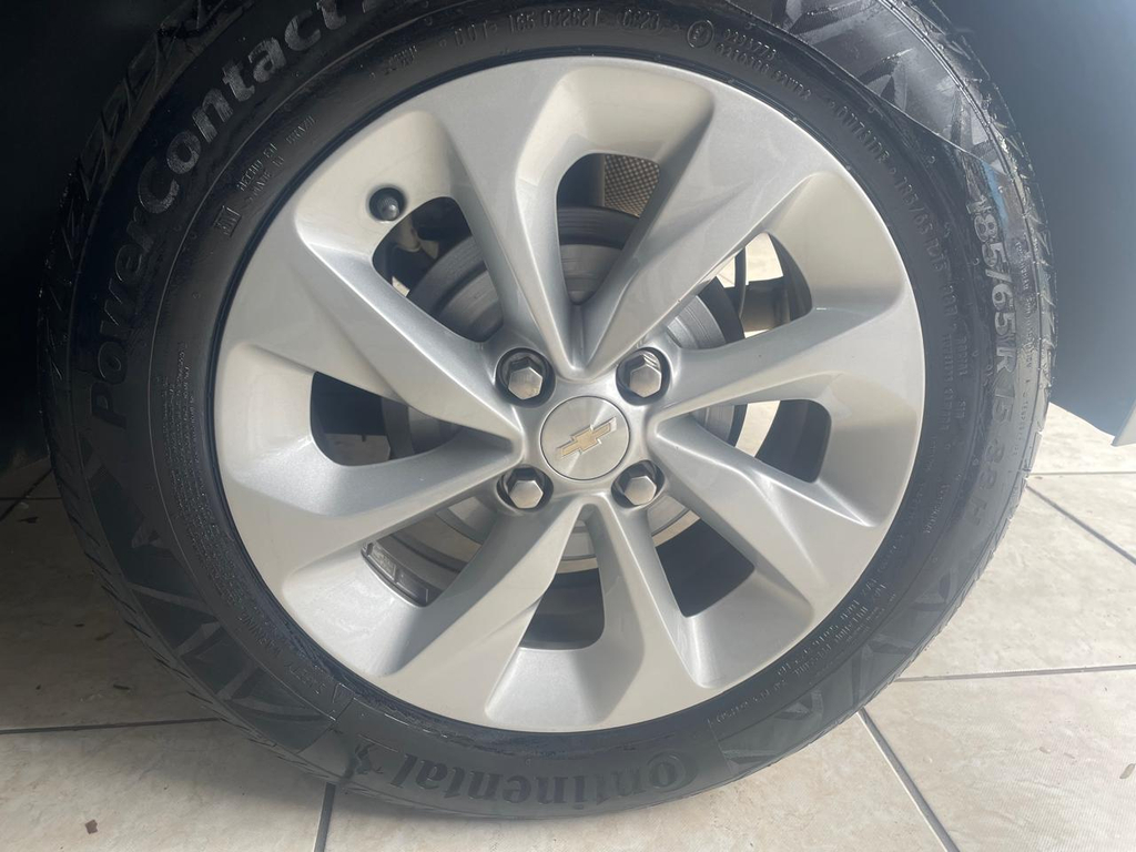 Chevrolet Onix Prata