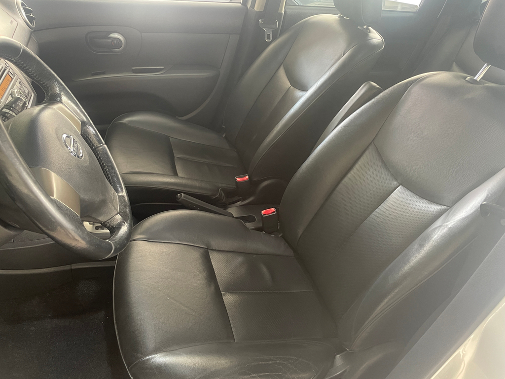 Nissan Livina Prata