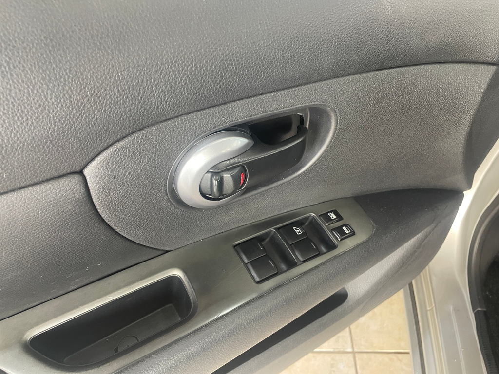 Nissan Livina Prata