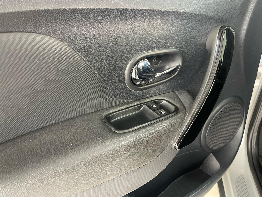Renault Sandero Prata