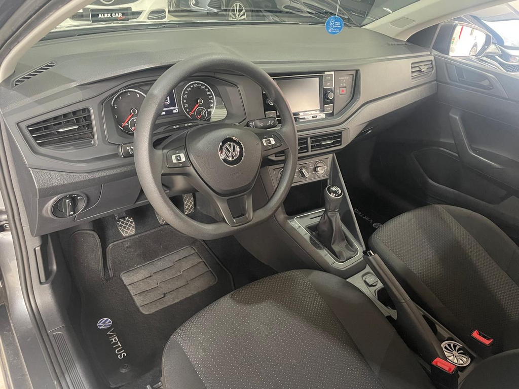 Volkswagen Virtus Cinza