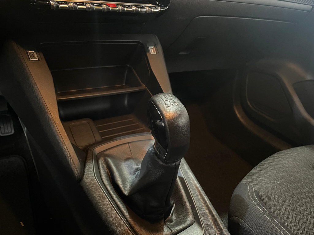 Peugeot 208 Preto