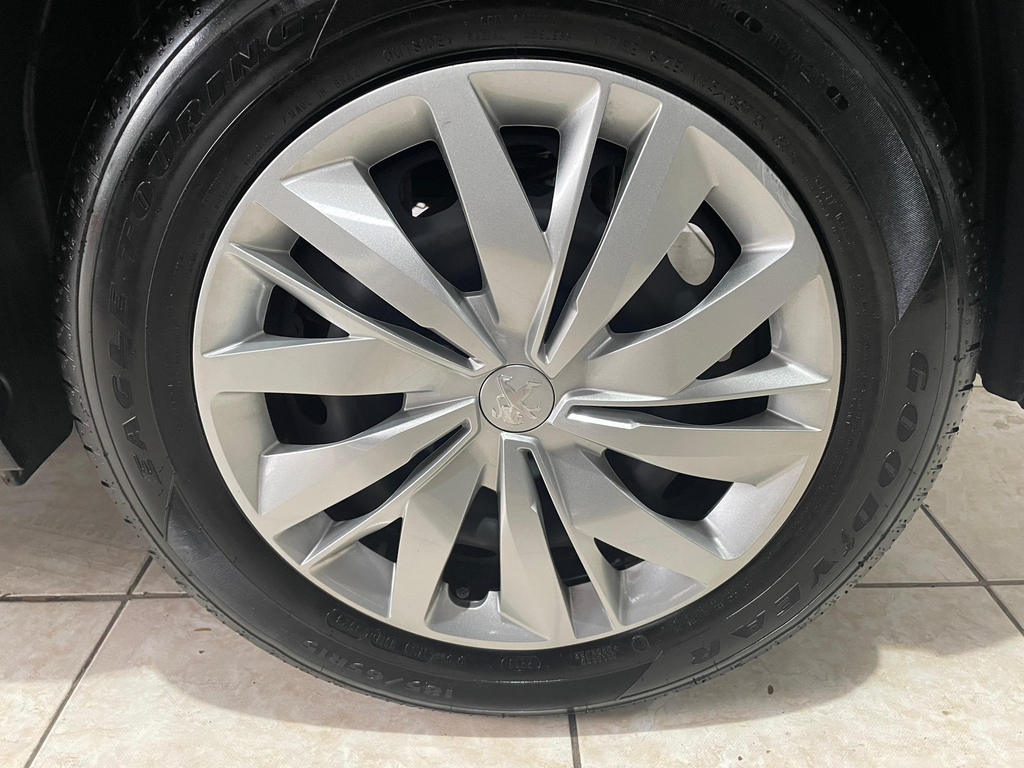 Peugeot 208 Preto