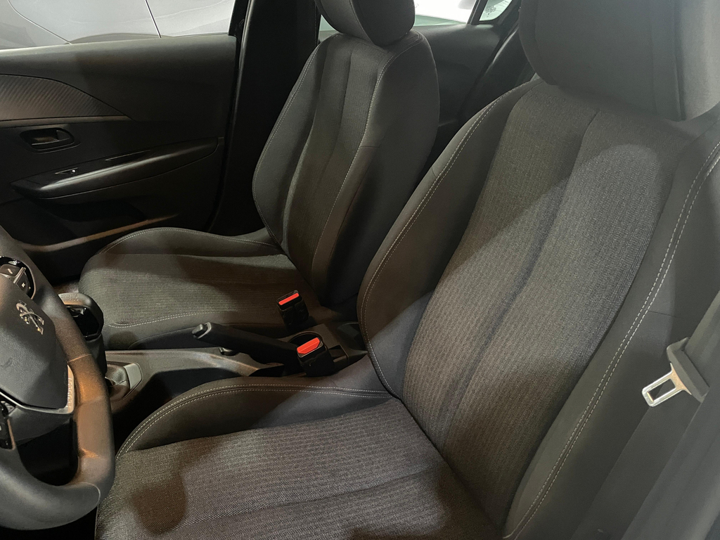 Peugeot 208 Preto