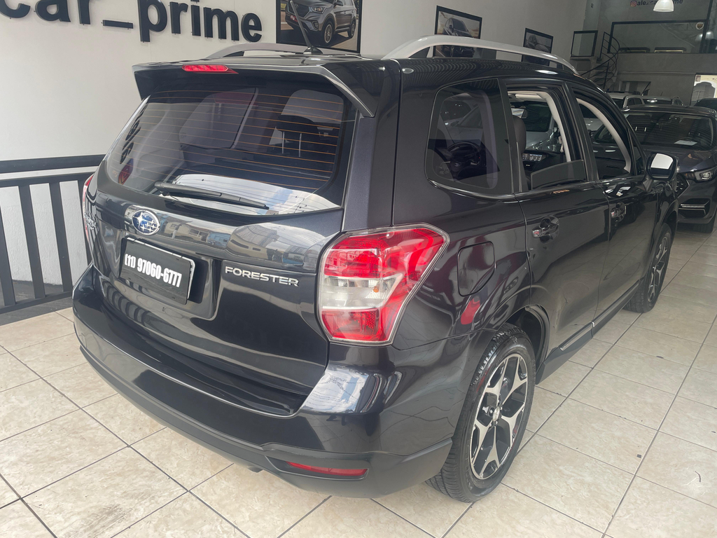 Subaru Forester Cinza