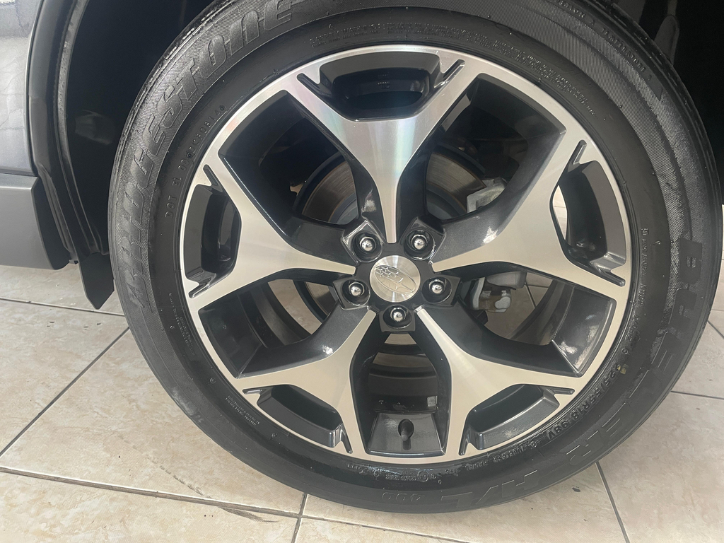 Subaru Forester Cinza