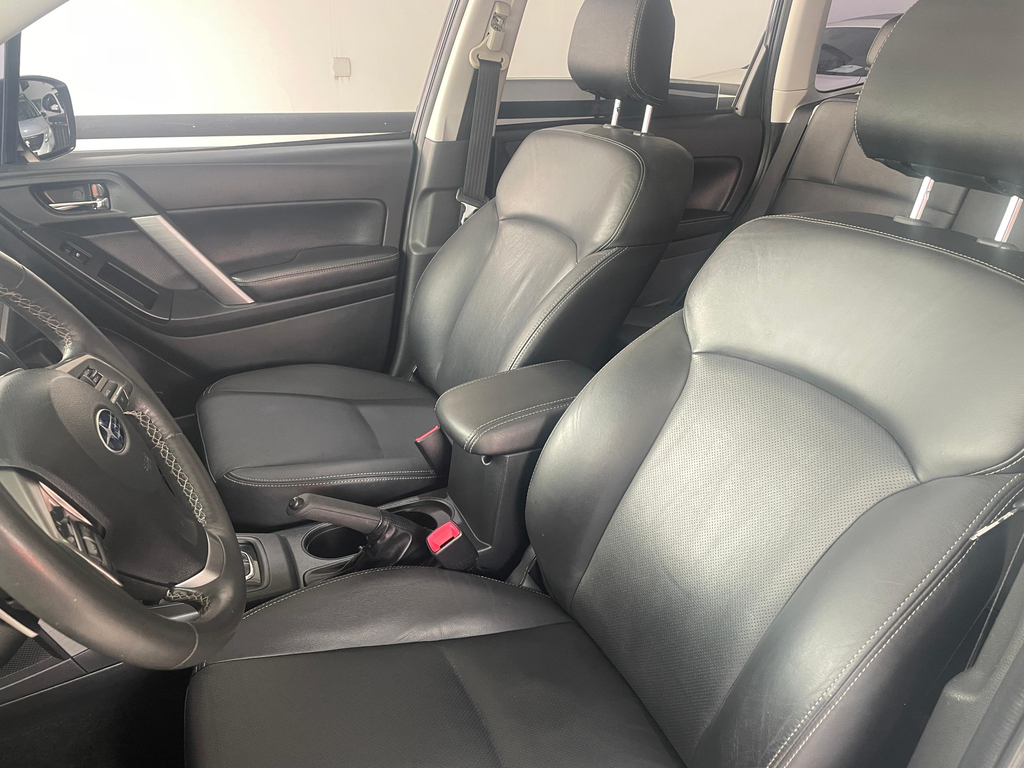 Subaru Forester Cinza