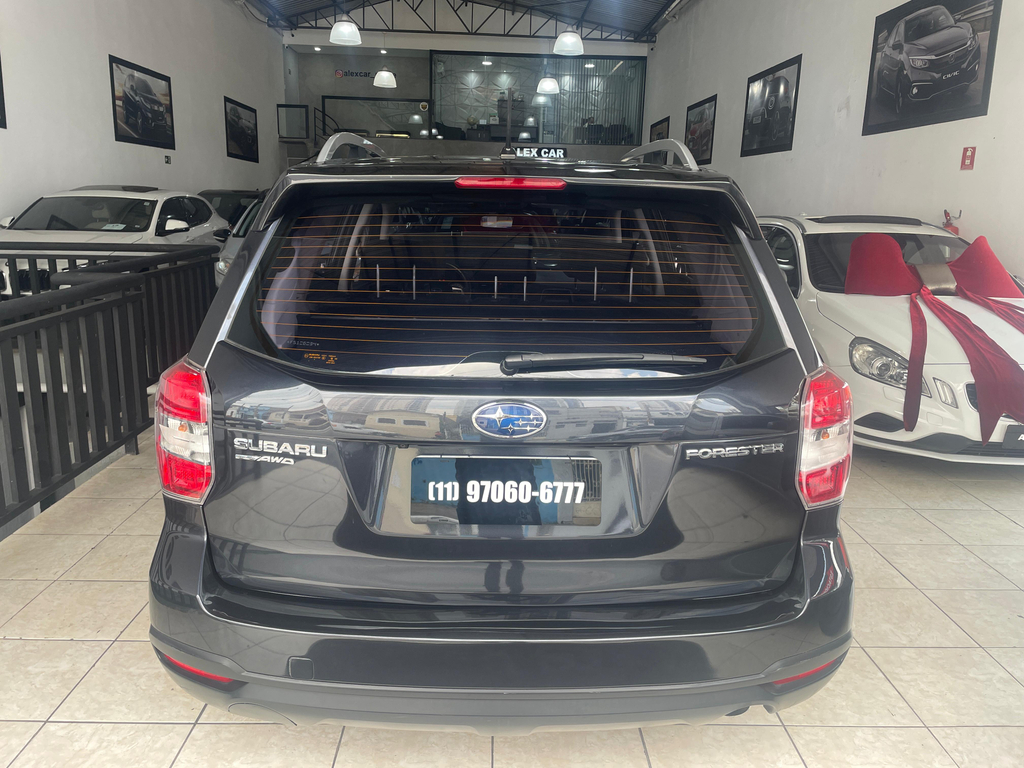 Subaru Forester Cinza