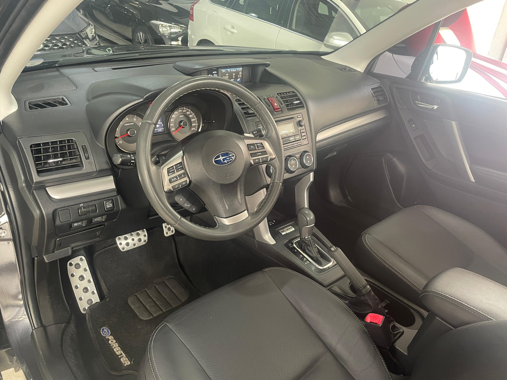 Subaru Forester Cinza