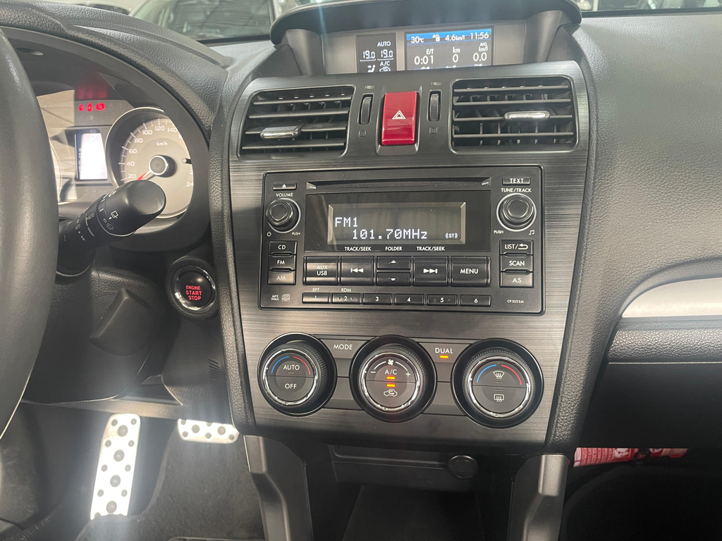 Subaru Forester Cinza