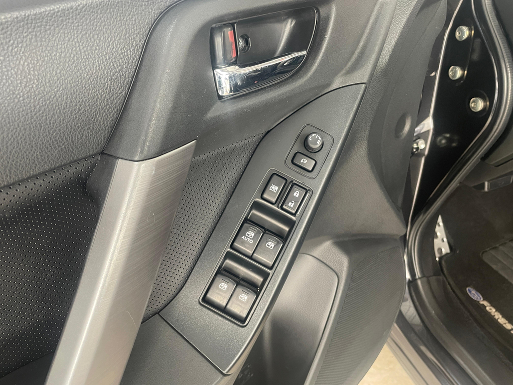 Subaru Forester Cinza