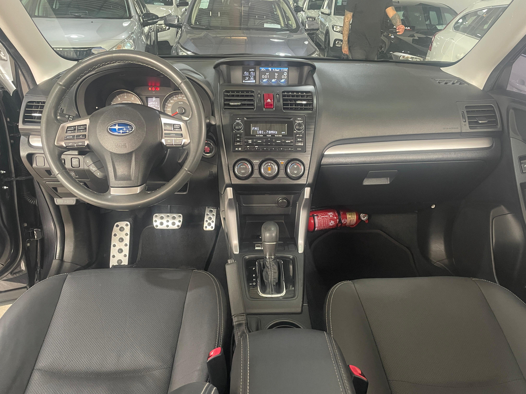 Subaru Forester Cinza