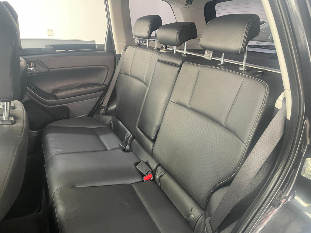 Subaru Forester Cinza
