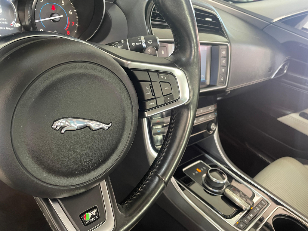 Jaguar XE Branco