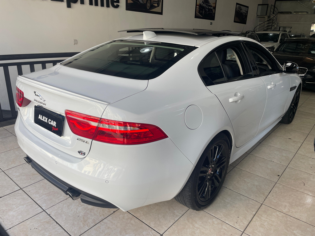 Jaguar XE Branco