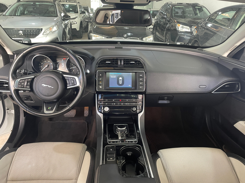 Jaguar XE Branco