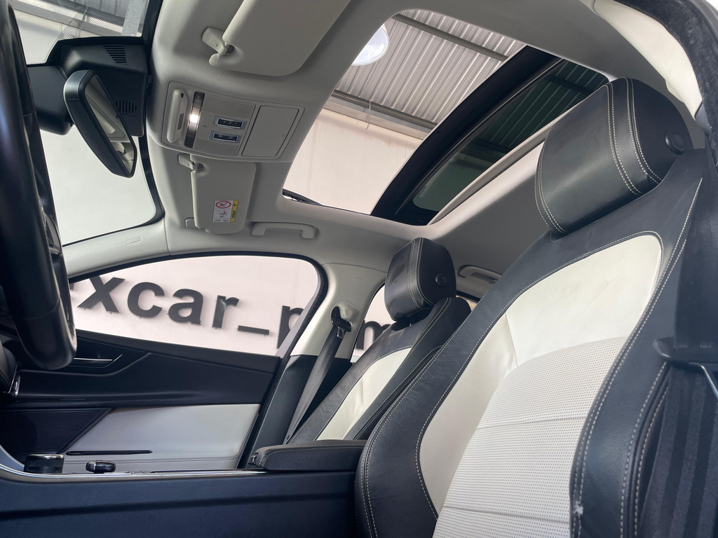 Jaguar XE Branco