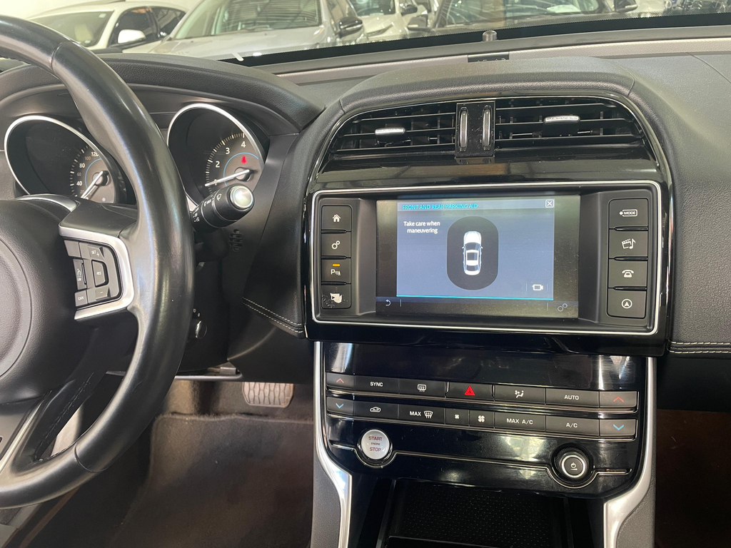 Jaguar XE Branco
