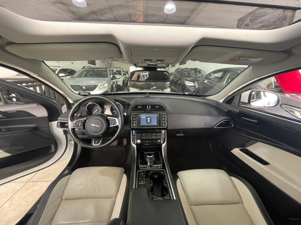 Jaguar XE Branco