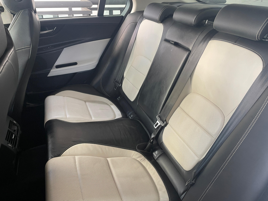 Jaguar XE Branco