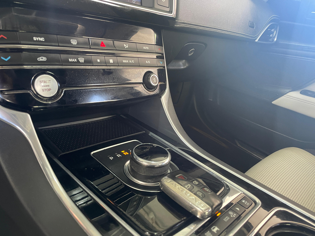 Jaguar XE Branco