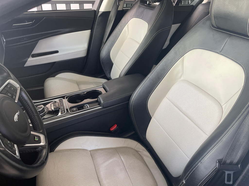 Jaguar XE Branco